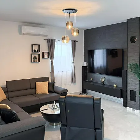 4 Bedroom Gorgeous In Semesterbostad