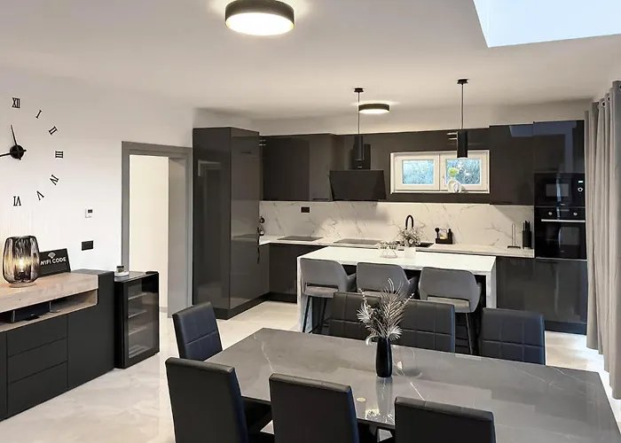 4 Bedroom Gorgeous In Hébergement de vacances Raslina