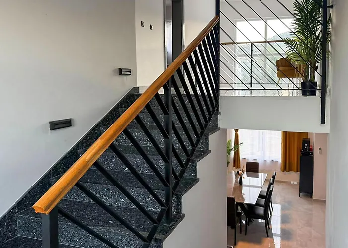 4 Bedroom Gorgeous In Hébergement de vacances Raslina