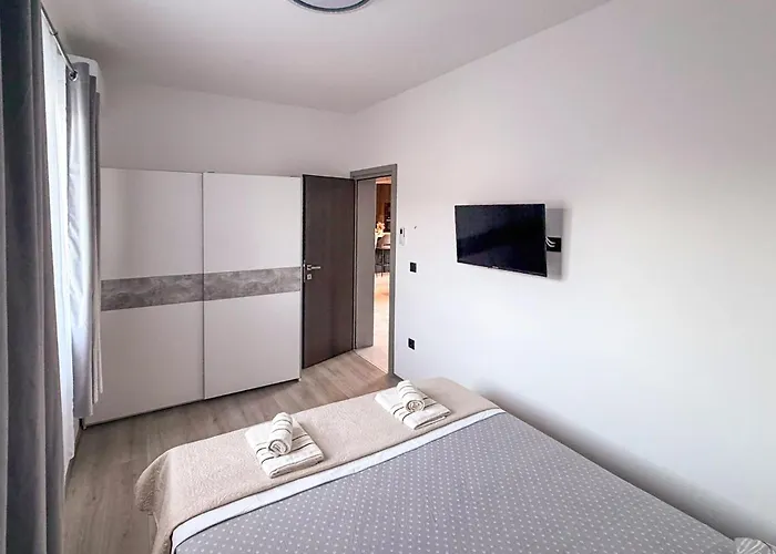 4 Bedroom Gorgeous In Hébergement de vacances Raslina